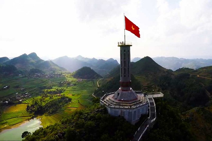 trek in ha giang vietnam lung cu flag tower